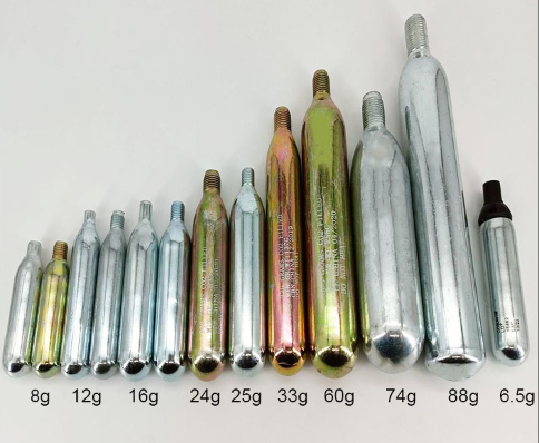 Cetris Liss 12 Gram CO2 i'w defnyddio gyda gynnau aer, gynnau BB, pistolau airsoft, ategolion gynnau peli paent, 25 cyfrif cetris gradd uchel, gyda rhif 1 yn y pecyn meinwe gwasanaeth